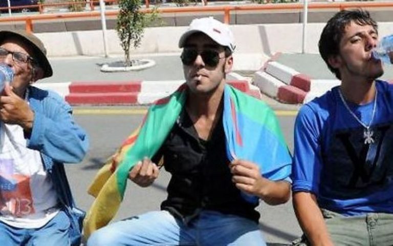 Déjeuné en public pour protester contre l'islamisation rampante en Kabylie