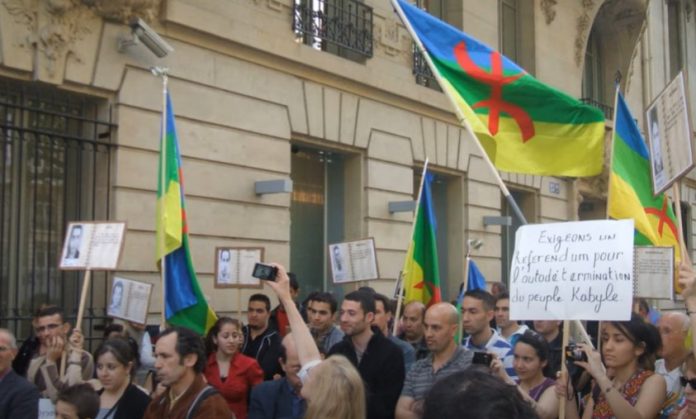 Rassemblement devant l'ambassade d'Algérie à Paris, avril 2011