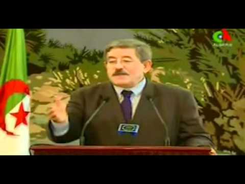 À l’issue d’une conférence de presse : Ahmed Ouyahia violemment sommé par une journaliste kabylophobe de ne pas répondre en Kabyle