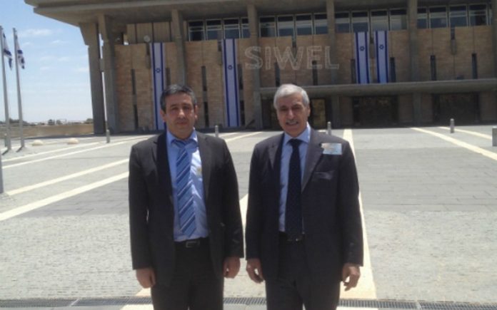 M. Ferhat Mehenni (à d.) et M. Lyazid Abid (à g.) devant la Knesset