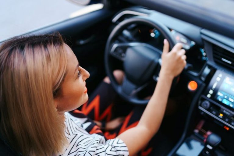 Femme au volant de sa voiture