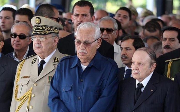 Ali Kafi entre le gl Gaid Salah et Bouteflika