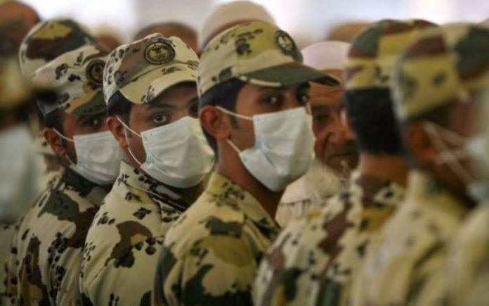 Policiers saoudiens protegeant leurs visages lors de l'épidemie de la grippe aviaire en 2009