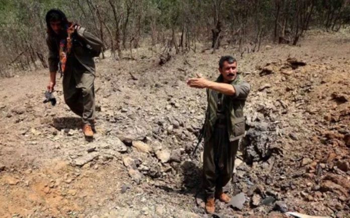 Des hommes du PKK sur les lieux d'une frappe de l'armée de l'air turque