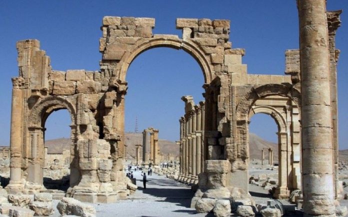 L’arc de triomphe de Palmyre pulvérisé par Daech
