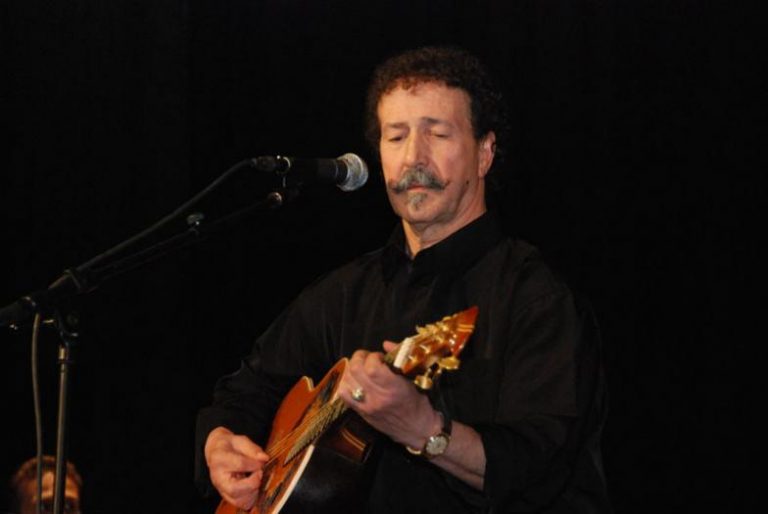 Le fils de Lounis Aït Menguellet libéré en France