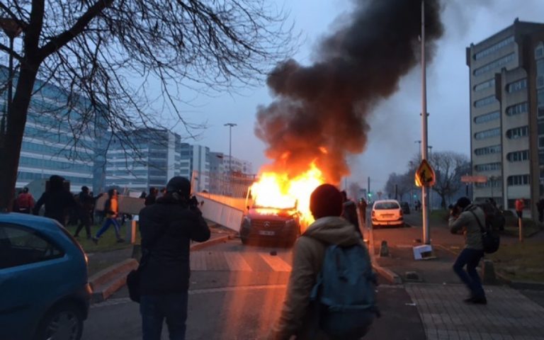 Manifestation en soutien à Théo à Bobigny (France) : Une fillette de 6 ans sauvée in extremis des flammes