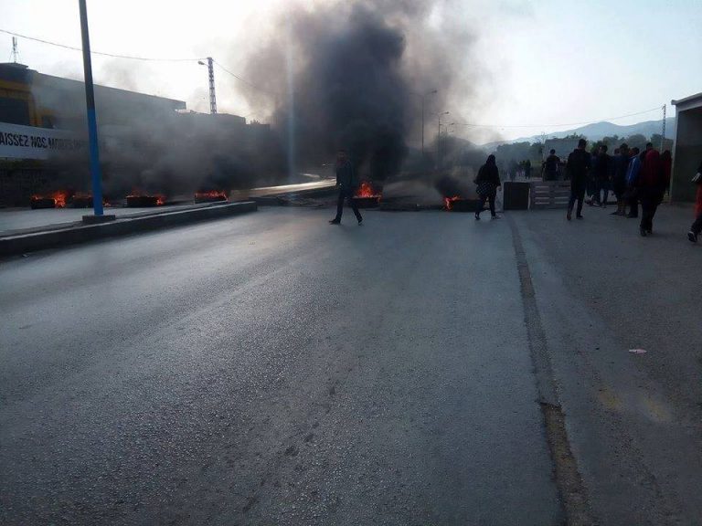 TIZI-WEZZU (Oued Aissi) : Les habitants de Chamlal bloquent la RN 12
