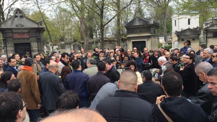 Recueillement sur la tombe d'Ali Mecili, Pere-Lachaise, Paris