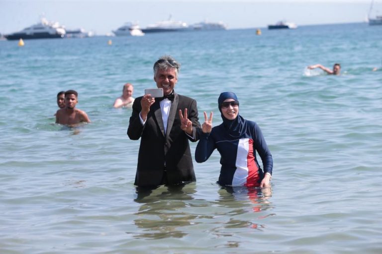 La police empêche une baignade en burkini organisée par Rachid Nekkaz à Cannes