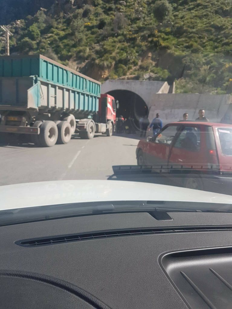 Blocage de la RN 9 au niveau du tunnel de Kherrata