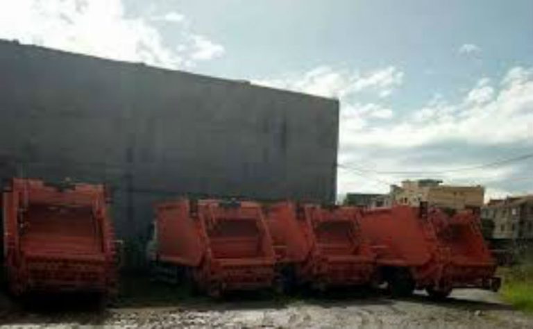 Camions au parc de Vgayet