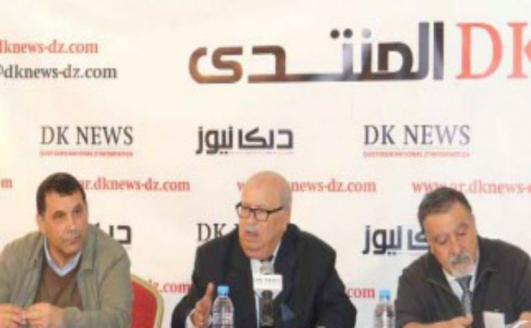 Hocine Allouache animant une conférence