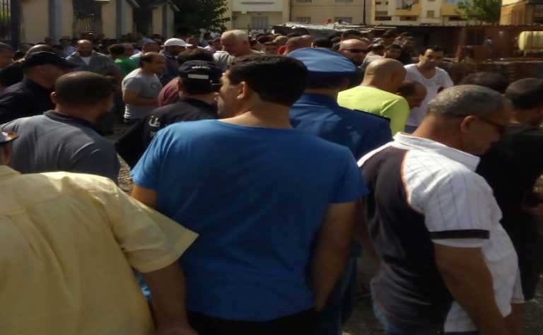 rassemblement citoyen devant le chantier du célibatorium