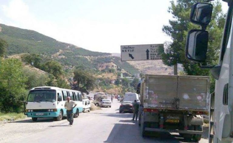 Multiplication des fermetures de routes à Bgayet : La population teste le nouveau wali