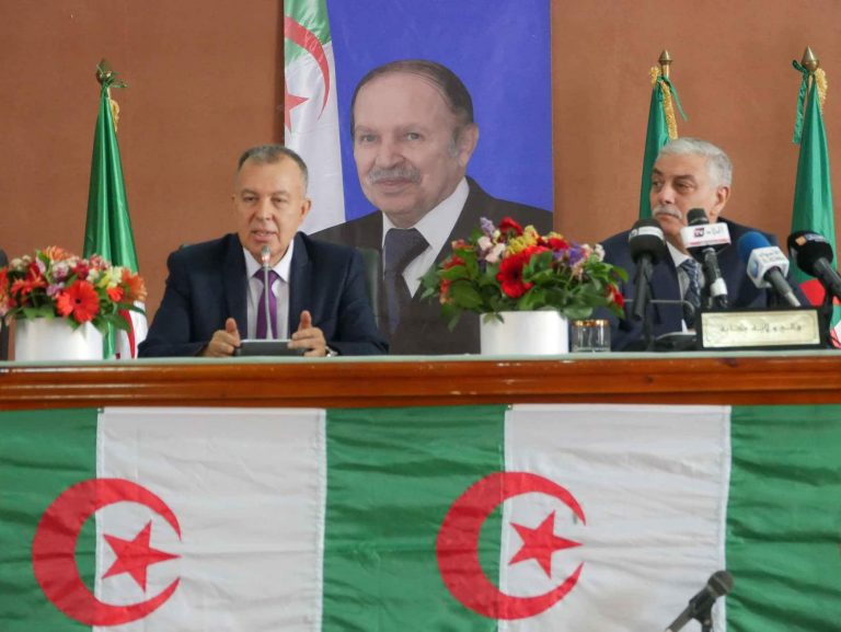 Le  nouveau wali de Bgayet installé par le portrait du président Bouteflika