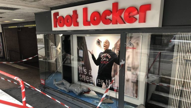 brest-vitrine-brisee-au-magasin-foot-locker