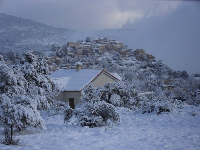 Collines kabyles sous la neige