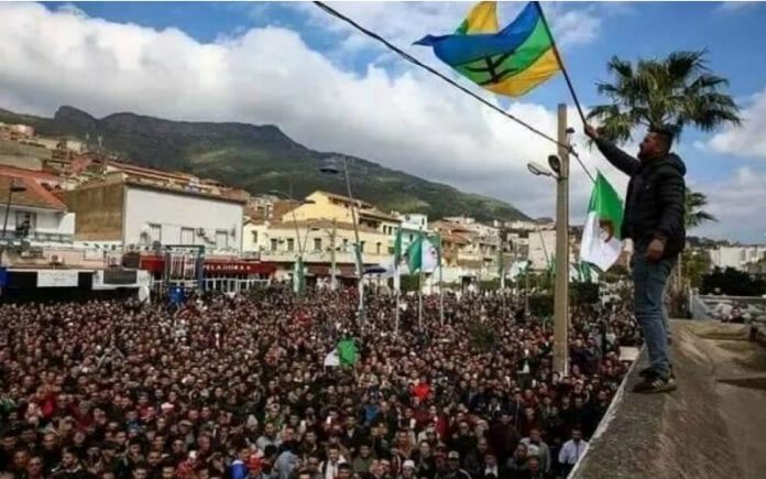 Drapeau amazigh interdit dans les manifestations algériennes