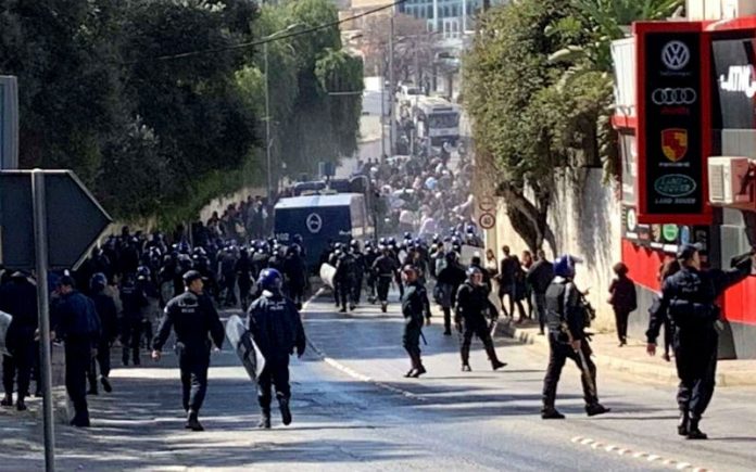 Alger affrontement entre policiers et manifestants