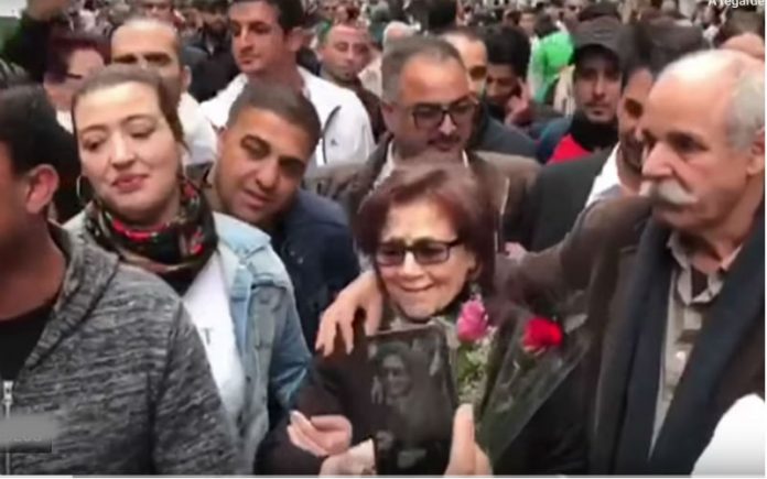 Djamila Bouhired et Arezki Ait Larbi à la marche du Hirak