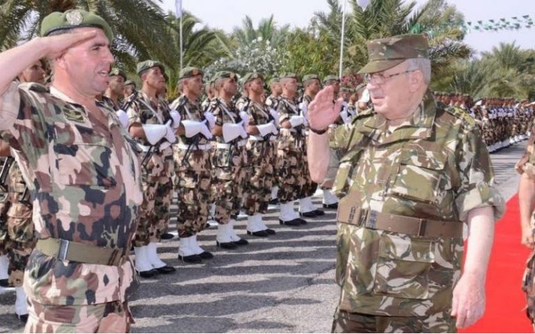 Gaid Salah passe son armée en revue
