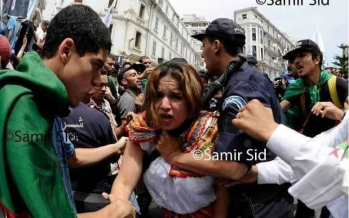 La police algerienne arrete une femme kabyle habillée en robe kabyle