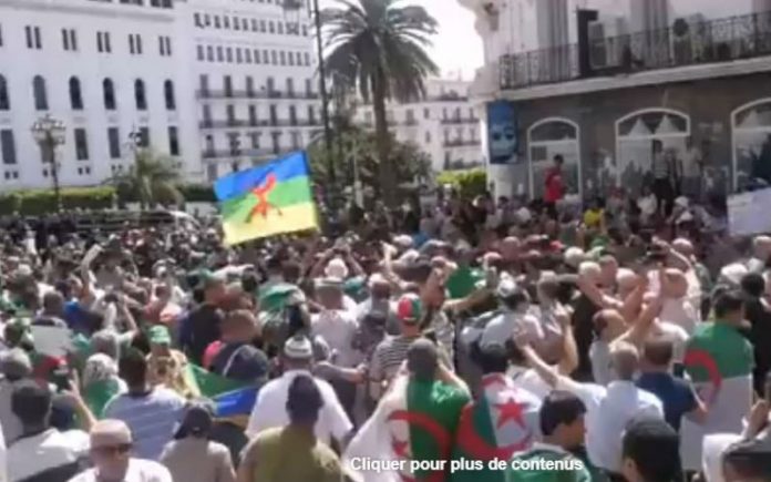 Le drapeau amazigh attaqué par la policie algérienne