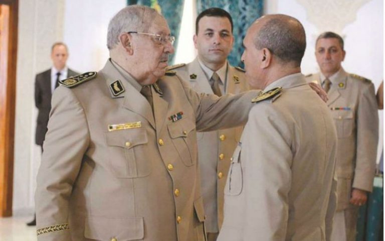 le général Gaid Salah humilié