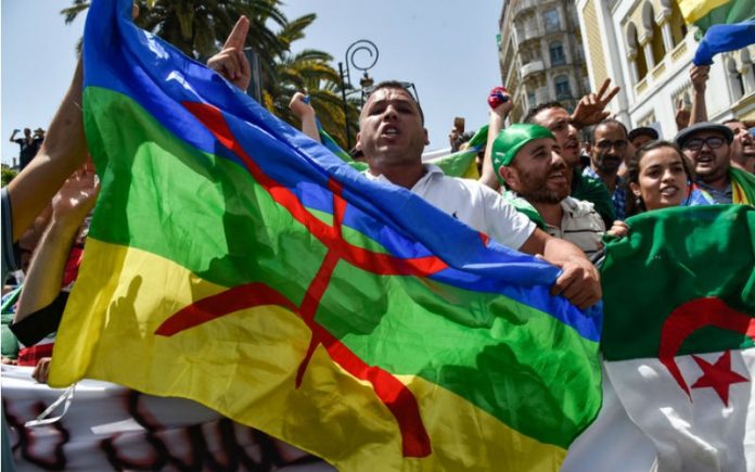 Le drapeau amazigh et algérien