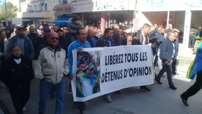 10e Marche de Tigzirt pour liberer les porteurs de drapeaux amazighs