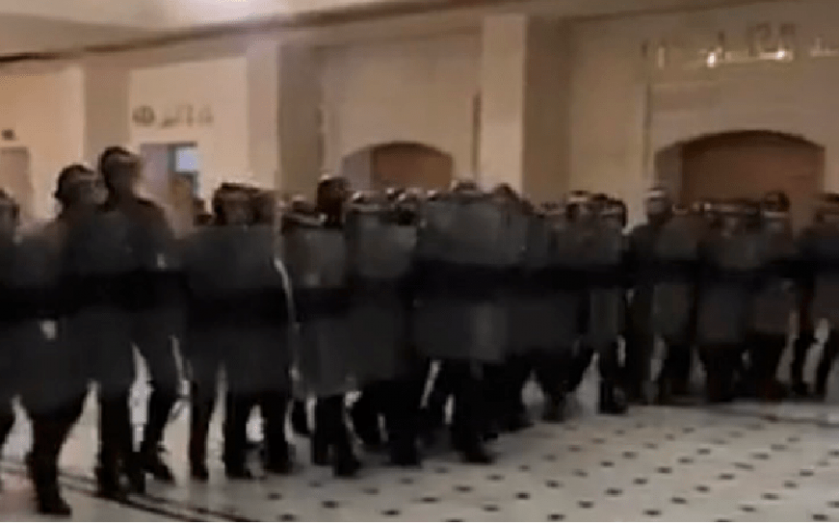 La Cour d'oran investie par les gendarmes