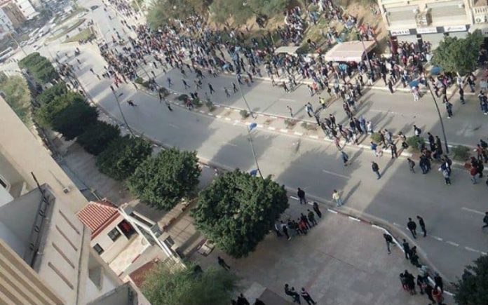 Affrontement police/kabyles à Tichy Kabylie