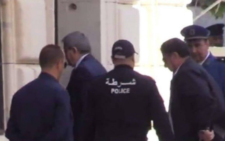 Ouyahia devant le tribunal de Sidi Mhamed