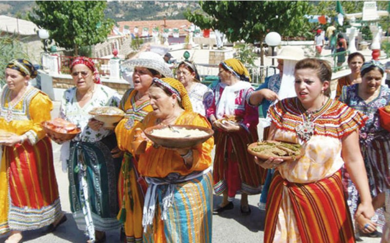 Femme Berbère de Kabylie en tenue traditionnelle accompagnée de son bendir.