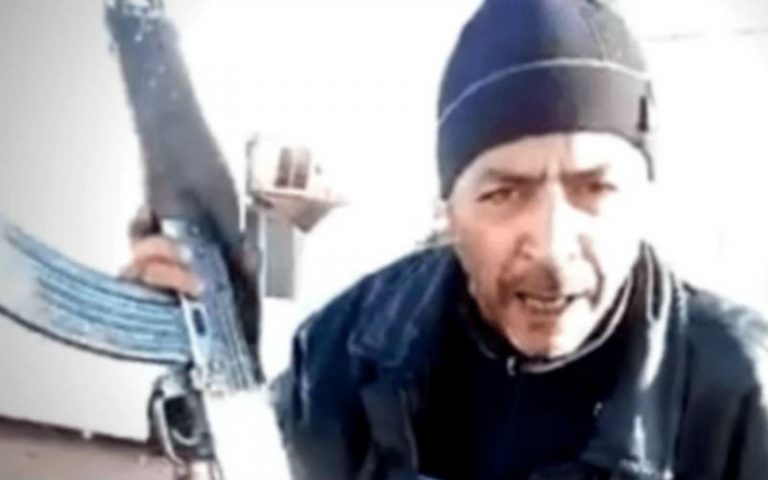 menace avec une arme à la main