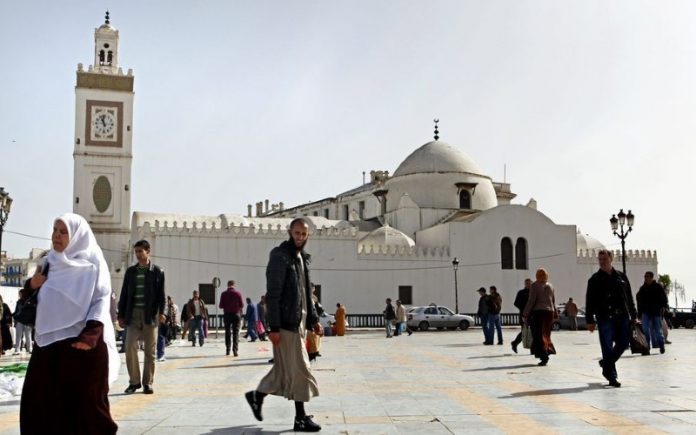 Devant une mosquée à Alger