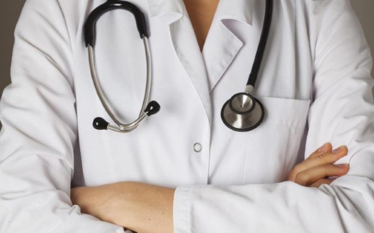 Un medecin en blouse blanche