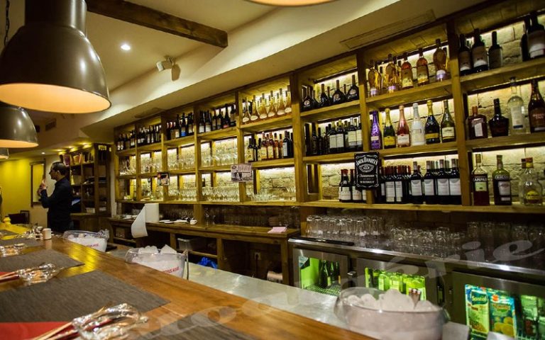 Sit-in pour la réouverture des bars à Bgayet