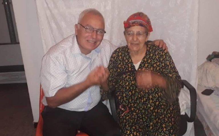 Le journaliste Amar Cheballah avec sa Maman