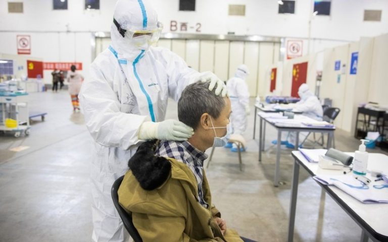 Un-medecin-ausculte un patient