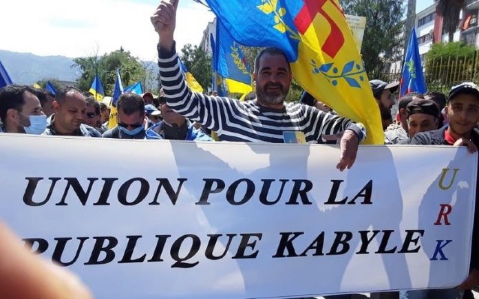 Muh-Said avec une banderole de Union pour la République Kabyle (URK)