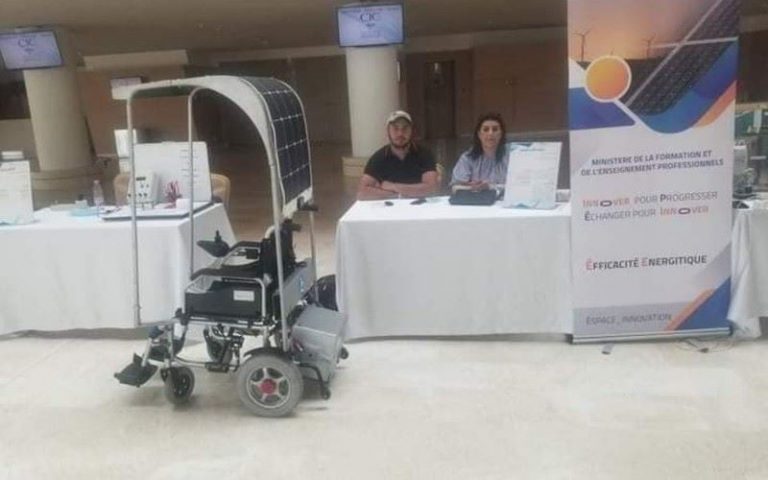 Fauteuil roulant à énergie produite par un panneau solaire