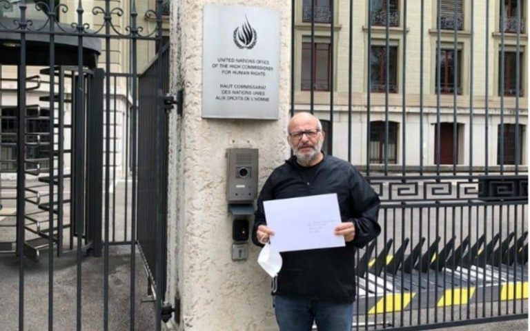 Hsen Ammour devant le siege des droits de l'homme de l'ONU à Geneve