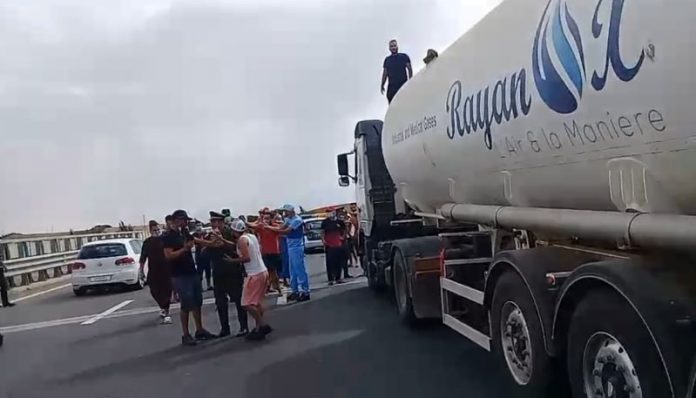 Sidi Bel Abbes, des citoyens détournent un camion transportant de l’oxygène médical