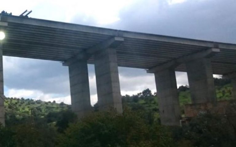 Travaux d'un pont à l'arrêt