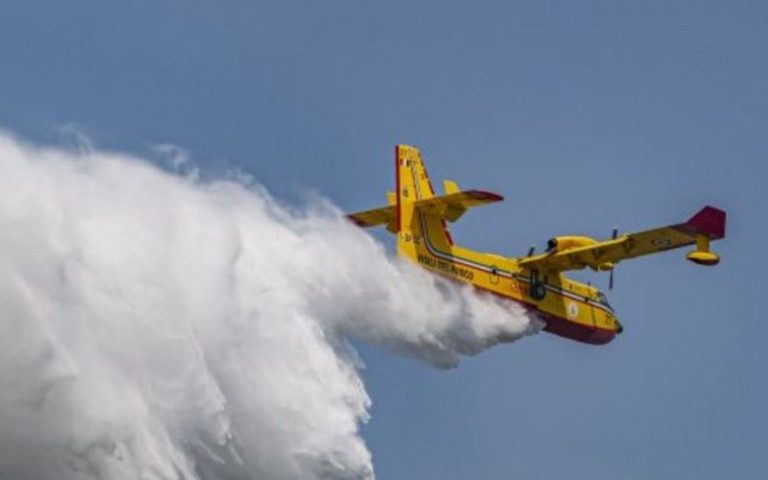 Canadair francais pour etteindre les incendies en Kabylie