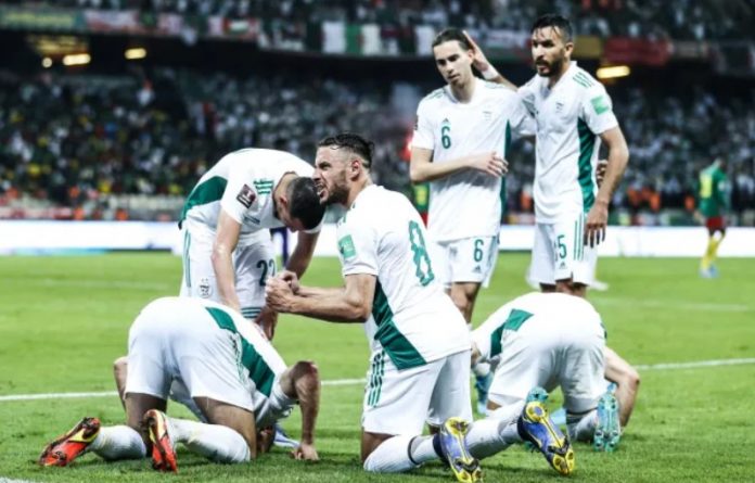 La prière sur la pelouse de l'equipe algerienne