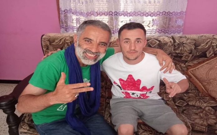 El Hadi Taleb chez lui avec le militant Ahcène Graichi
