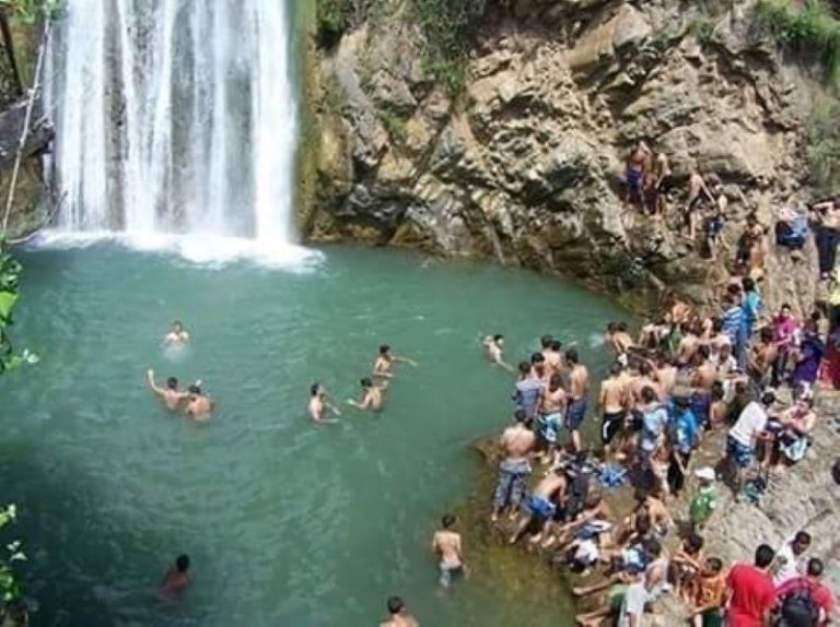 Baignade à la cascade de Kefrida